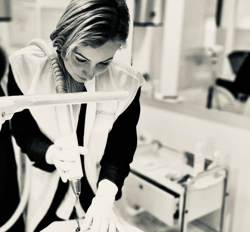 PMU removal met IQ Remover voor het corrigeren of vervagen van permanente make-up. Een milde methode met gecontroleerd resultaat.  PMU removal met laser voor het veilig en effectief verwijderen van permanente make-up. Geschikt voor wenkbrauwen, eyeliner en lippen.