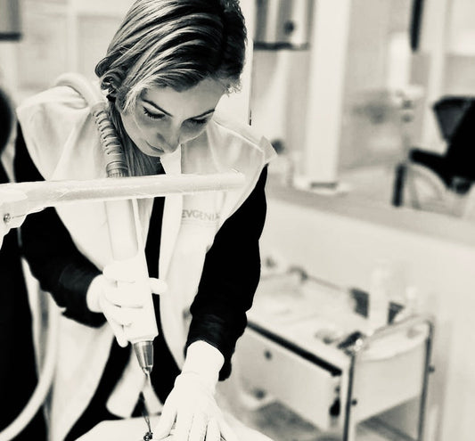 PMU removal met IQ Remover voor het corrigeren of vervagen van permanente make-up. Een milde methode met gecontroleerd resultaat.  PMU removal met laser voor het veilig en effectief verwijderen van permanente make-up. Geschikt voor wenkbrauwen, eyeliner en lippen.