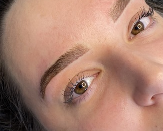 Permanente make-up voor wenkbrauwen met een natuurlijke uitstraling. Perfecte vorm en kleur, elke dag opnieuw.