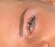 Permanente make-up voor wenkbrauwen met een natuurlijke uitstraling. Perfecte vorm en kleur, elke dag opnieuw.