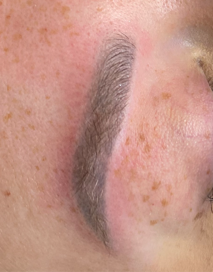PMU removal met laser voor het veilig en effectief verwijderen van permanente make-up. Geschikt voor wenkbrauwen.