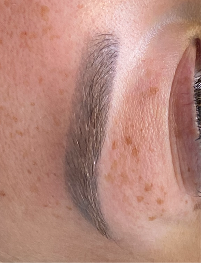 PMU removal met laser voor het veilig en effectief verwijderen van permanente make-up. Geschikt voor wenkbrauwen.