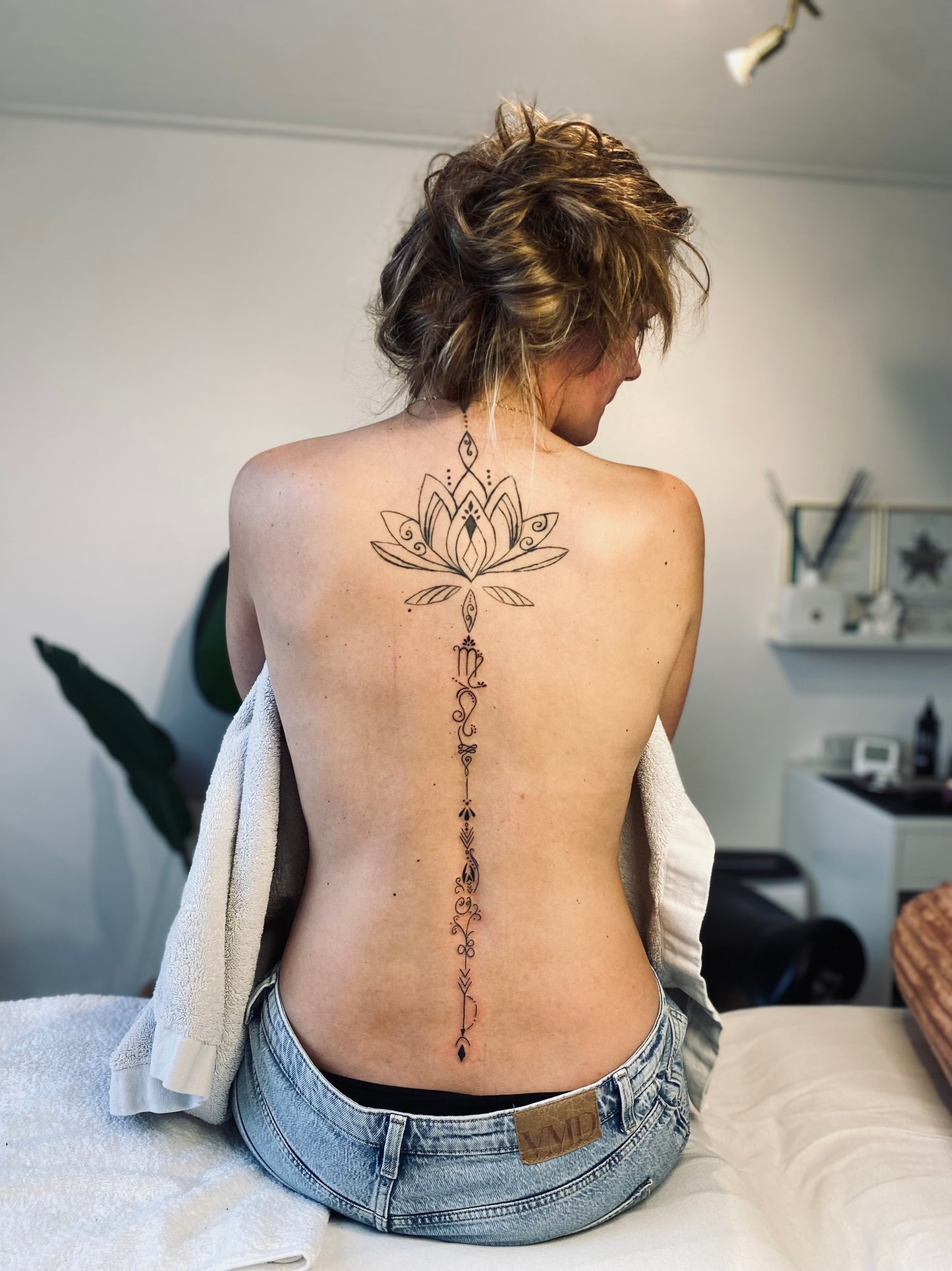 back tattoo met sterrenbeelden en bloemen