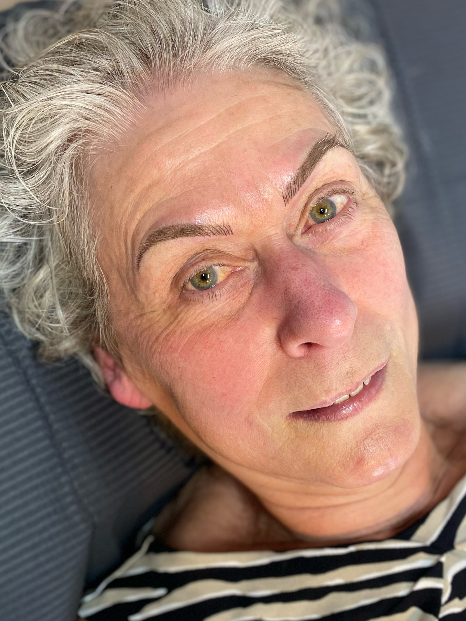 Permanente make-up voor wenkbrauwen met een natuurlijke uitstraling. Perfecte vorm en kleur, elke dag opnieuw.