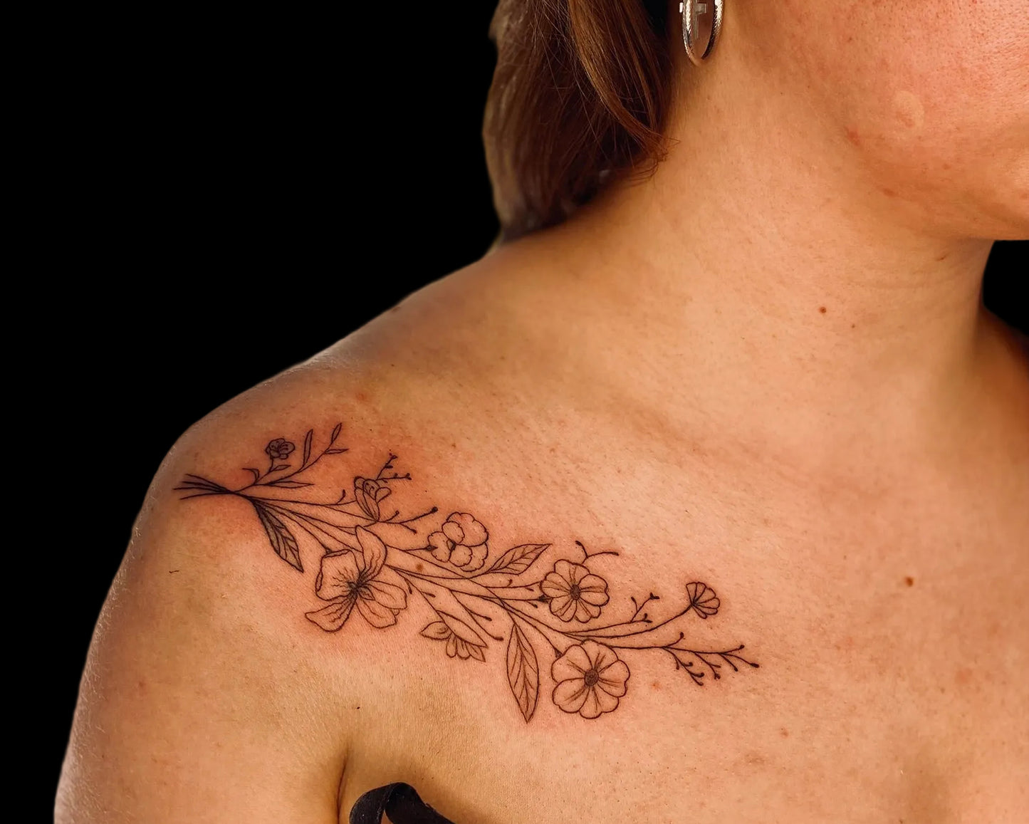 schouder fine line tattoo, persoonlijk, bloemen