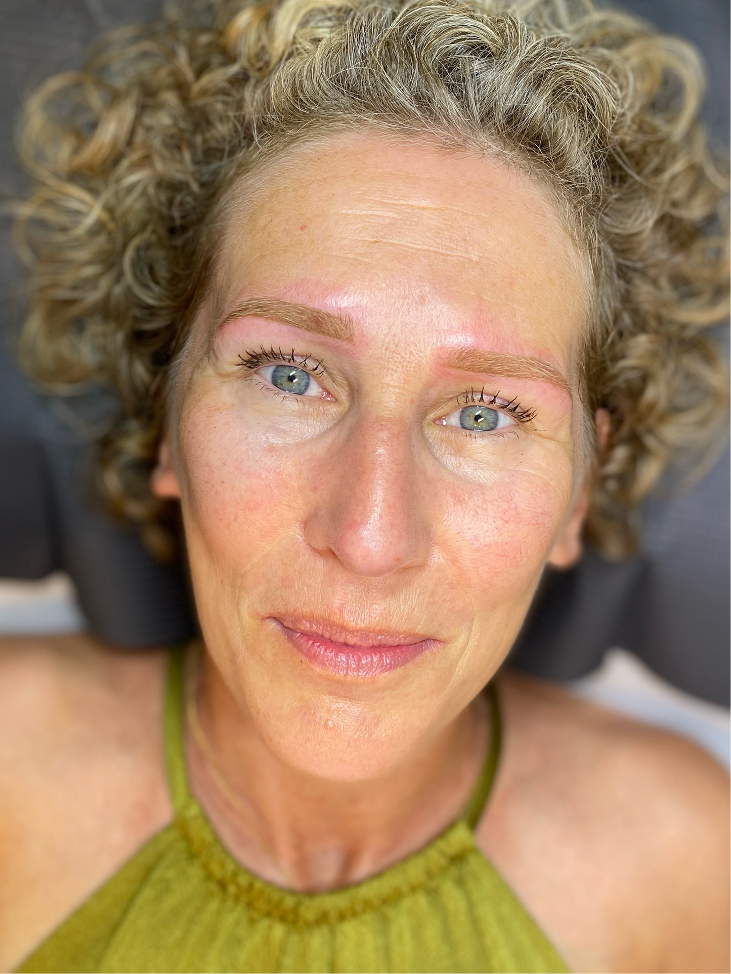 Permanente make-up voor wenkbrauwen met een natuurlijke uitstraling. Perfecte vorm en kleur, elke dag opnieuw.