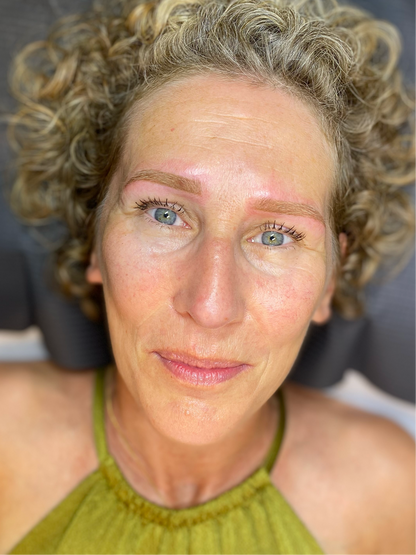 Permanente make-up voor wenkbrauwen met een natuurlijke uitstraling. Perfecte vorm en kleur, elke dag opnieuw.