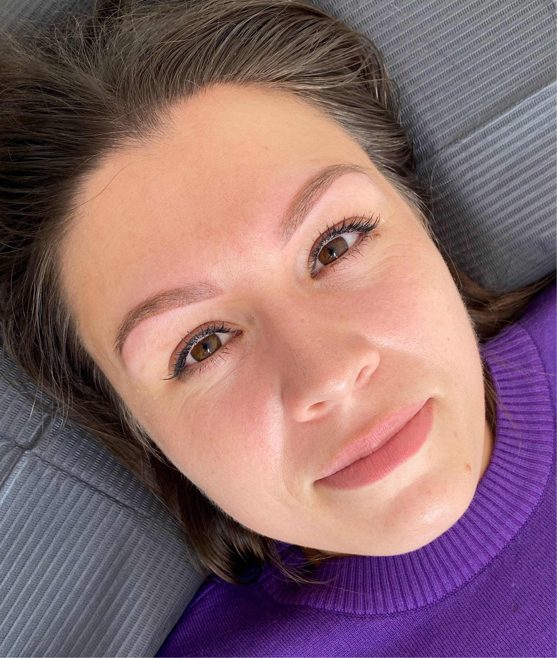 Permanente make-up voor wenkbrauwen met een natuurlijke uitstraling. Perfecte vorm en kleur, elke dag opnieuw.