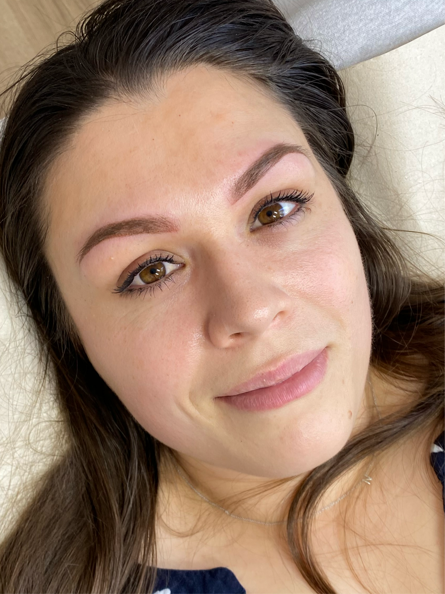 Permanente make-up voor wenkbrauwen met een natuurlijke uitstraling. Perfecte vorm en kleur, elke dag opnieuw.