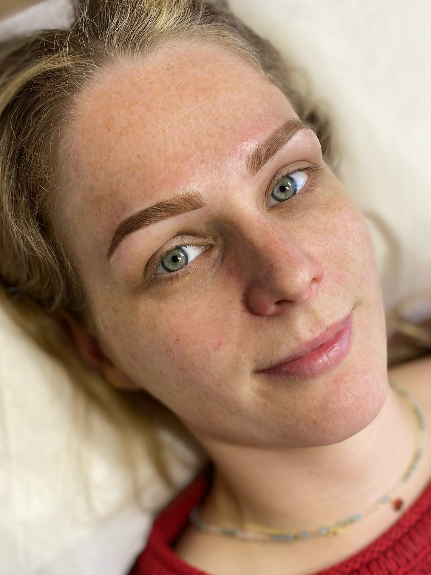 Permanente make-up voor wenkbrauwen met een natuurlijke uitstraling. Perfecte vorm en kleur, elke dag opnieuw.