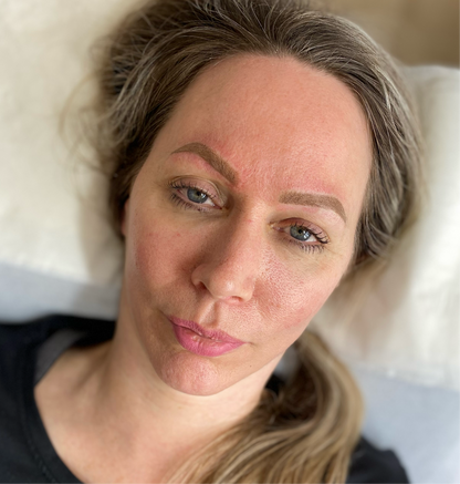 Permanente make-up voor wenkbrauwen met een natuurlijke uitstraling. Perfecte vorm en kleur, elke dag opnieuw.