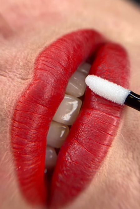 Permanente lipmake-up voor meer kleur, symmetrie en definitie. Natuurlijk resultaat, afgestemd op jouw gezicht.