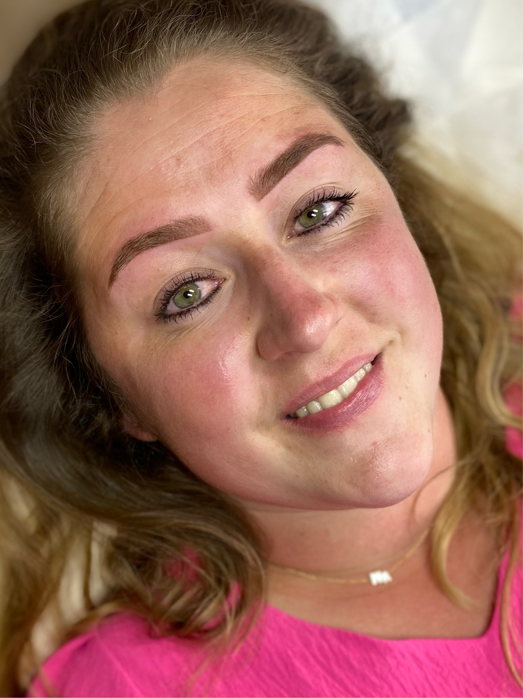 Permanente make-up voor wenkbrauwen met een natuurlijke uitstraling. Perfecte vorm en kleur, elke dag opnieuw.