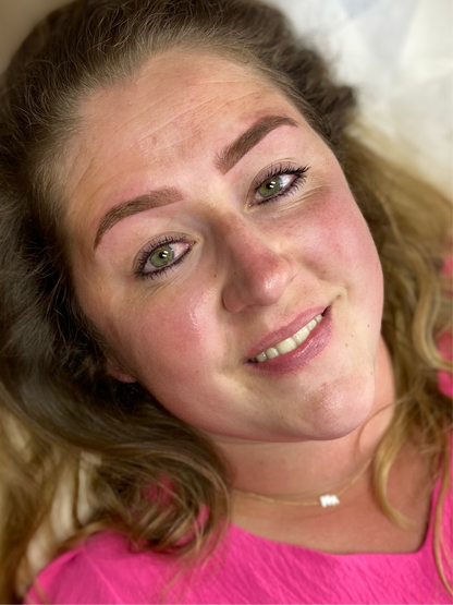 Permanente make-up voor wenkbrauwen met een natuurlijke uitstraling. Perfecte vorm en kleur, elke dag opnieuw.