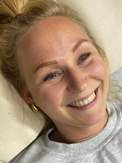 Permanente make-up voor wenkbrauwen met een natuurlijke uitstraling. Perfecte vorm en kleur, elke dag opnieuw.