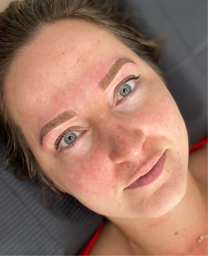 Permanente make-up voor wenkbrauwen met een natuurlijke uitstraling. Perfecte vorm en kleur, elke dag opnieuw.