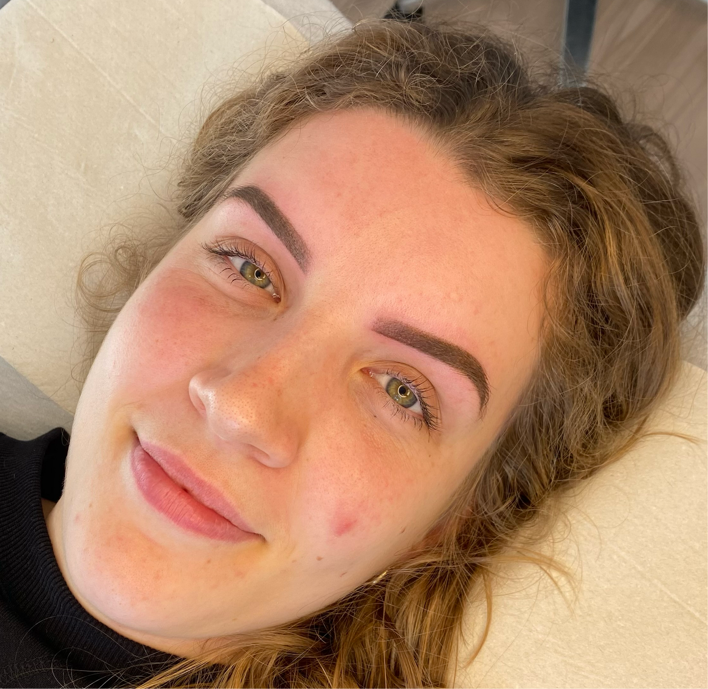 Permanente make-up voor wenkbrauwen met een natuurlijke uitstraling. Perfecte vorm en kleur, elke dag opnieuw.