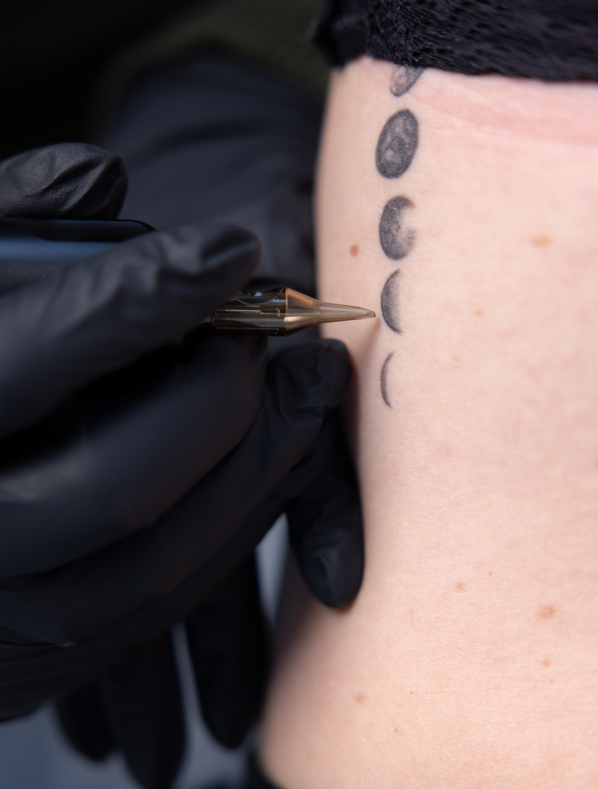 Tatoeage plaatsen in Zeist — fine line tattoo bij SAAR