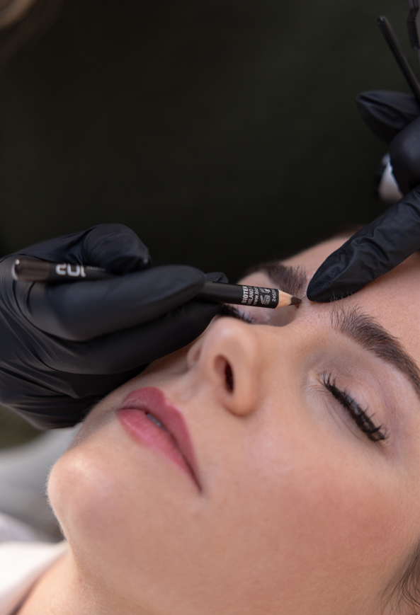 PMU wenkbrauwen aanbrengen — permanente make-up behandeling bij SAAR in Zeist